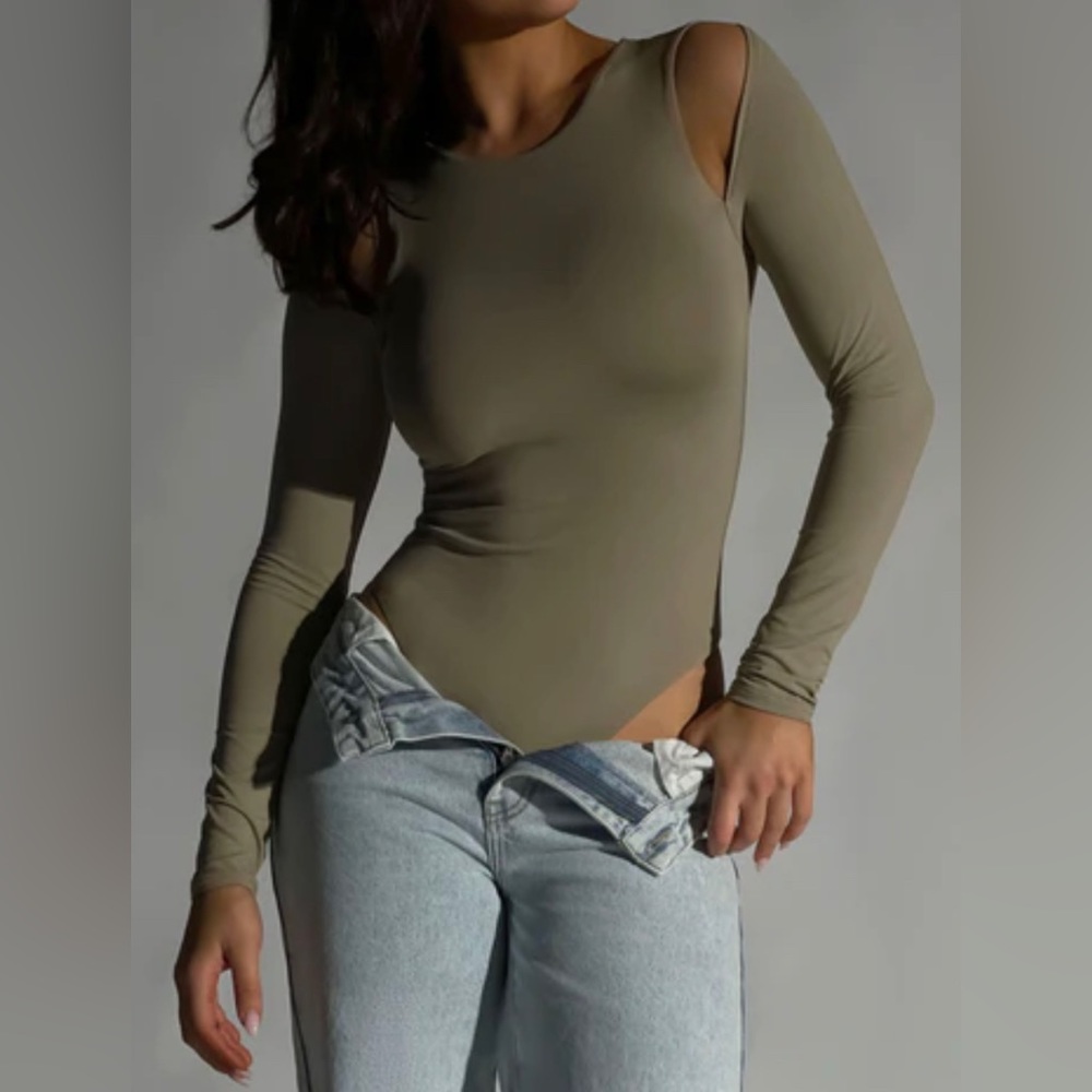 Charli Cut Out Long Sleeve Bodysuit - Taupe color

Size: L